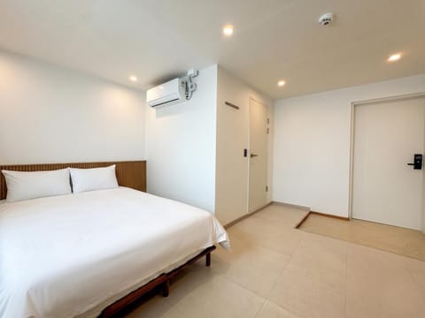 Bed, Photo of the whole room, Bedroom, air conditioner