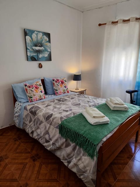 Bed, TV and multimedia, Bedroom, towels