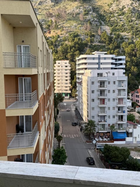 Property building, Day, Neighbourhood, Balcony/Terrace, City view, Mountain view, Street view, Location