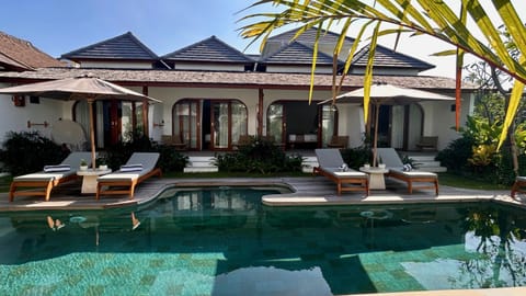Property building, Day, Garden, Pool view, Swimming pool, sunbed
