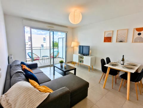 TV and multimedia, Balcony/Terrace, Living room, Seating area, Dining area