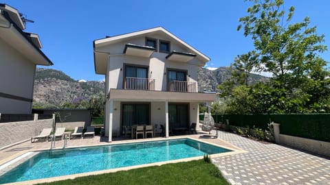 Property building, Garden view, Pool view, Swimming pool