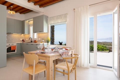 Kitchen or kitchenette, Seating area