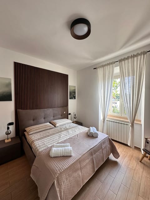 Bed, Bedroom, towels