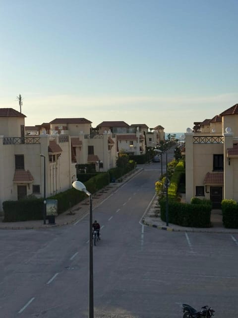Property building, Day, Neighbourhood, Street view, Location, Parking