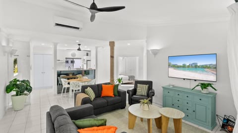 TV and multimedia, Kitchen or kitchenette, Living room, Dining area