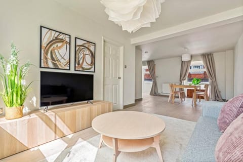 TV and multimedia, Living room, Seating area, Dining area, Evening entertainment
