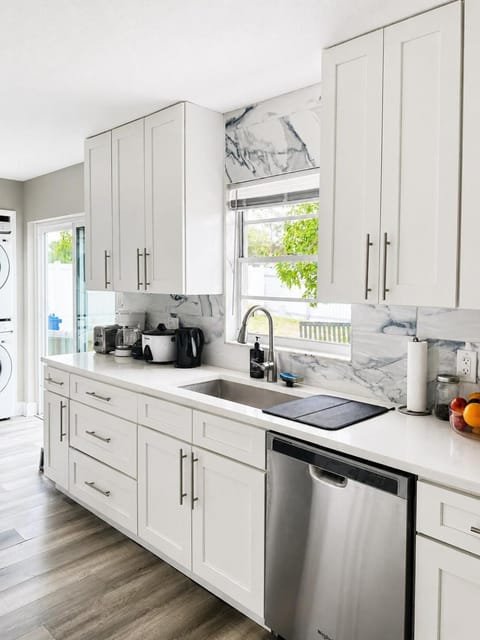 Coffee/tea facilities, Kitchen or kitchenette, dishwasher, toaster