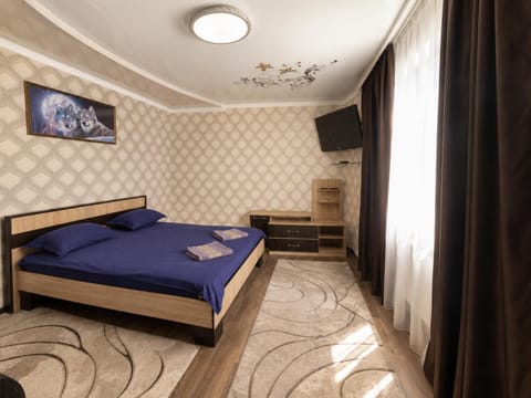 Bed, TV and multimedia, Photo of the whole room, Bedroom