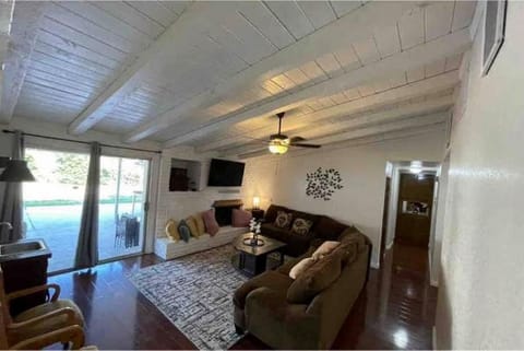 TV and multimedia, Living room, Seating area, fireplace