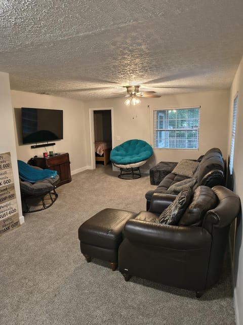 Communal lounge/ TV room, TV and multimedia, Living room, Photo of the whole room, Seating area, Evening entertainment