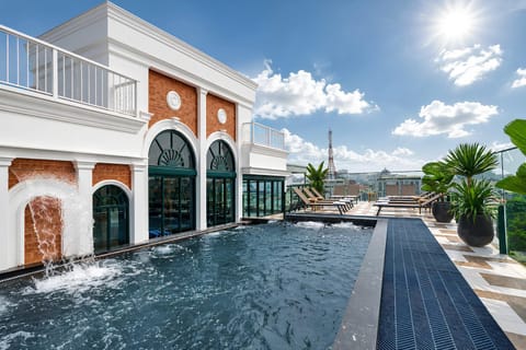 Day, Natural landscape, Pool view, Swimming pool, Swimming pool, sunbed