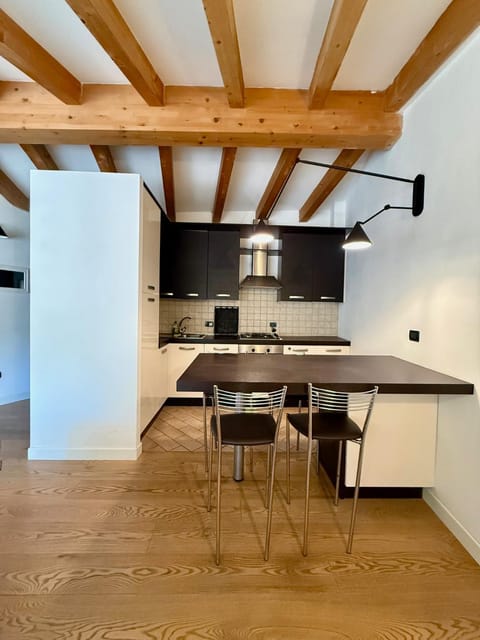 Kitchen or kitchenette, Dining area, stove
