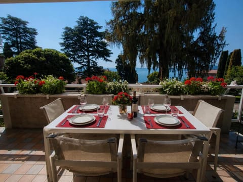 View (from property/room), Balcony/Terrace, Dining area, Lake view