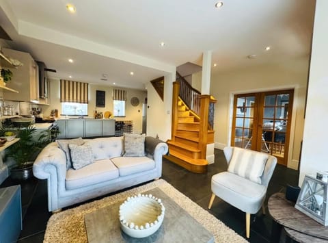 Seating area, kitchen