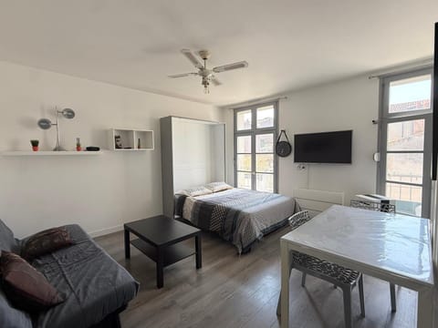 Bed, TV and multimedia, Living room, Photo of the whole room, Dining area, Bedroom