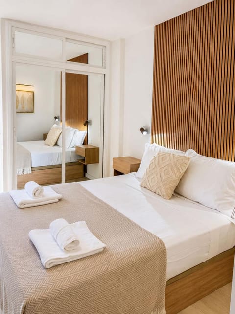 Photo of the whole room, Bedroom, towels