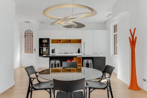 Kitchen or kitchenette, Living room, Seating area, Dining area, minibar, oven, stove