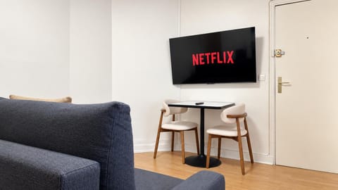 Communal lounge/ TV room, TV and multimedia, Living room, Seating area, Evening entertainment