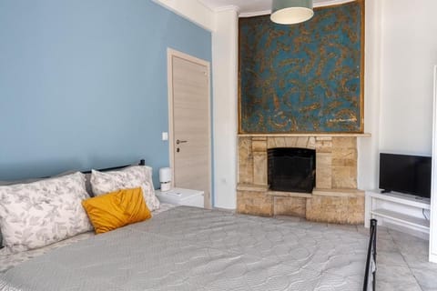 Bed, TV and multimedia, Bedroom