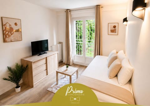 Property building, Communal lounge/ TV room, Bed, Living room, Photo of the whole room, Seating area, Bedroom