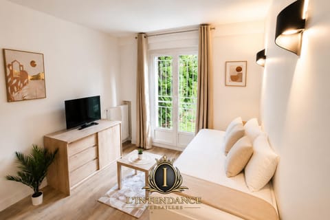 Property building, Communal lounge/ TV room, Bed, TV and multimedia, Living room, Photo of the whole room, Seating area, Bedroom