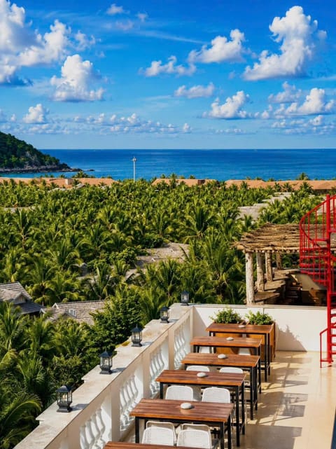 Restaurant/places to eat, Lounge or bar