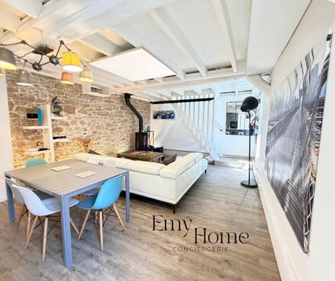 Toilet, Property building, Communal lounge/ TV room, Spring, Bathroom, TV and multimedia, Living room, Lounge or bar, Seating area, Seasons, Location, internet, internet, towels, towels