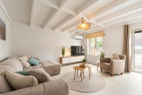 TV and multimedia, Seating area, air conditioner