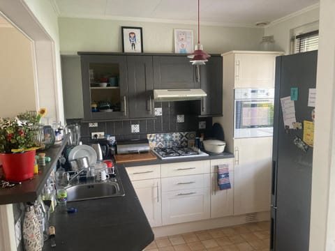 Coffee/tea facilities, oven, stove, toaster