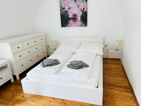 Bed, Bedroom, towels