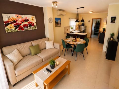 Kitchen or kitchenette, Living room, Seating area, Dining area, air conditioner