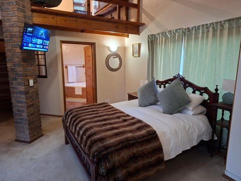 Bed, TV and multimedia, View (from property/room), Bedroom