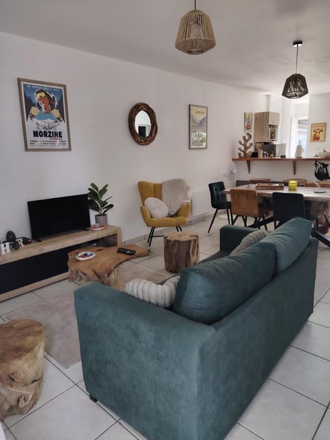 TV and multimedia, Living room, Seating area, Dining area