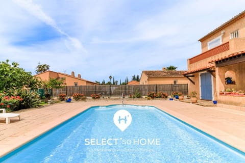 Property building, Day, Pool view, Swimming pool