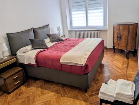 Bed, Photo of the whole room, Bedroom, internet, wardrobe