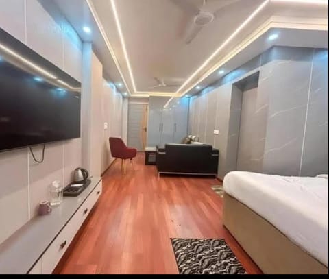 Communal lounge/ TV room, Bed, TV and multimedia, Living room, Photo of the whole room, Bedroom, wardrobe