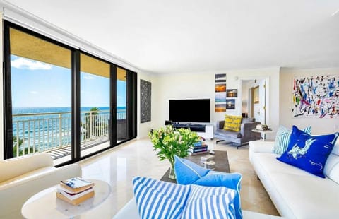 Communal lounge/ TV room, Natural landscape, TV and multimedia, View (from property/room), Living room, Seating area, Evening entertainment, Sea view