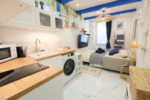 Photo of the whole room, Bedroom, kitchen
