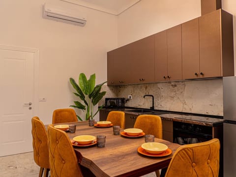 Kitchen or kitchenette, Living room, Seating area, Dining area, minibar, pet friendly, stove