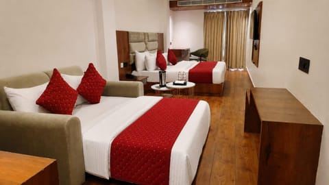 Bed, TV and multimedia, Living room, Photo of the whole room, Seating area, Bedroom