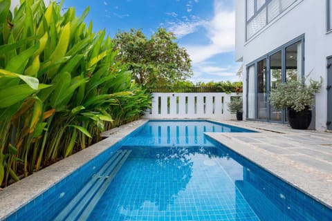 Property building, Day, Pool view, Swimming pool, Swimming pool, sunbed