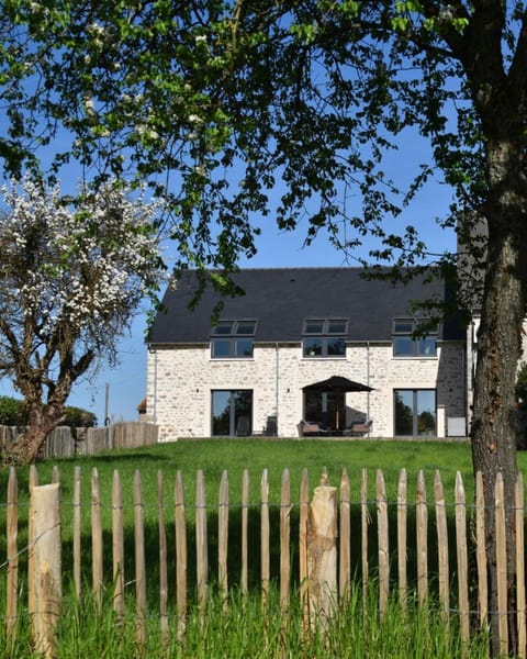 Property building, Spring, Day, Garden, Garden view