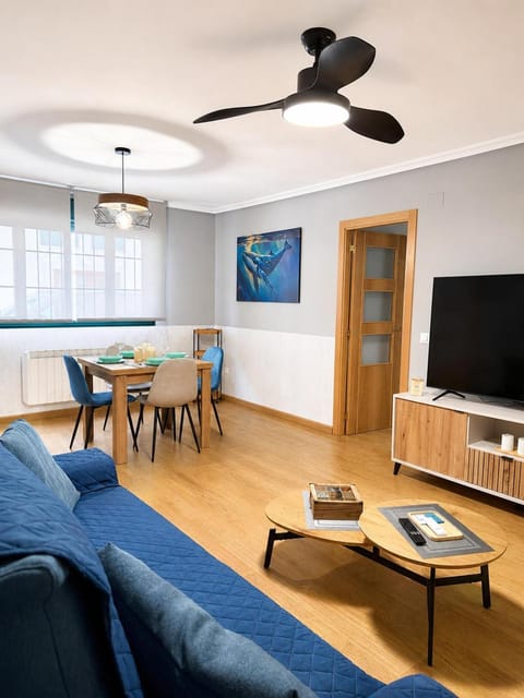 Communal lounge/ TV room, TV and multimedia, Living room, Seating area, Dining area, Evening entertainment