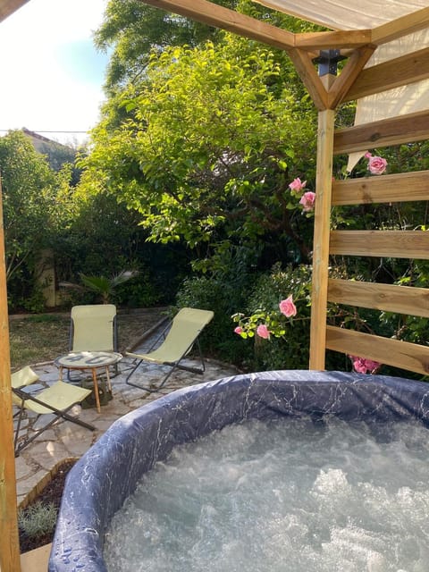 Natural landscape, Garden, Hot Tub, Garden view