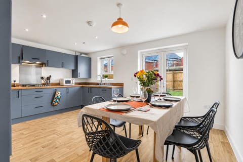 Kitchen or kitchenette, Seating area, Dining area, stove