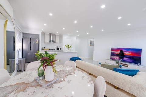 TV and multimedia, Kitchen or kitchenette, Living room, Dining area