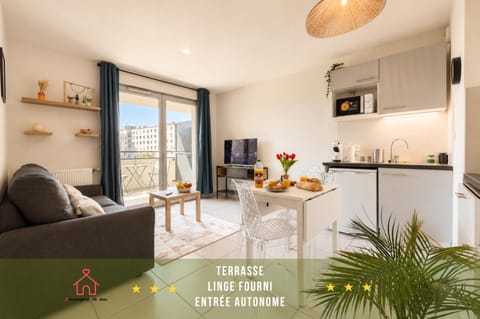 Kitchen or kitchenette, Living room, Seating area, Dining area, stove