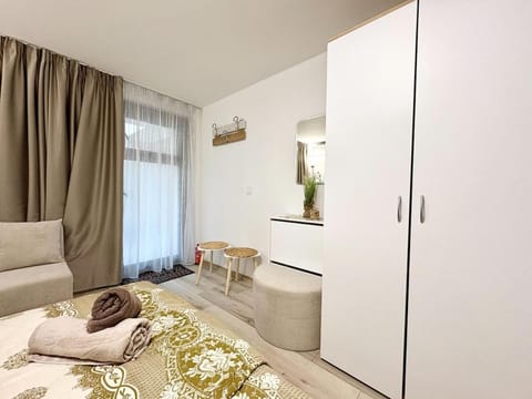 Bed, Living room, Decorative detail, wardrobe