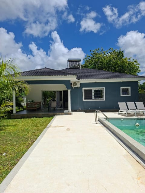 Property building, Day, Pool view, Swimming pool
